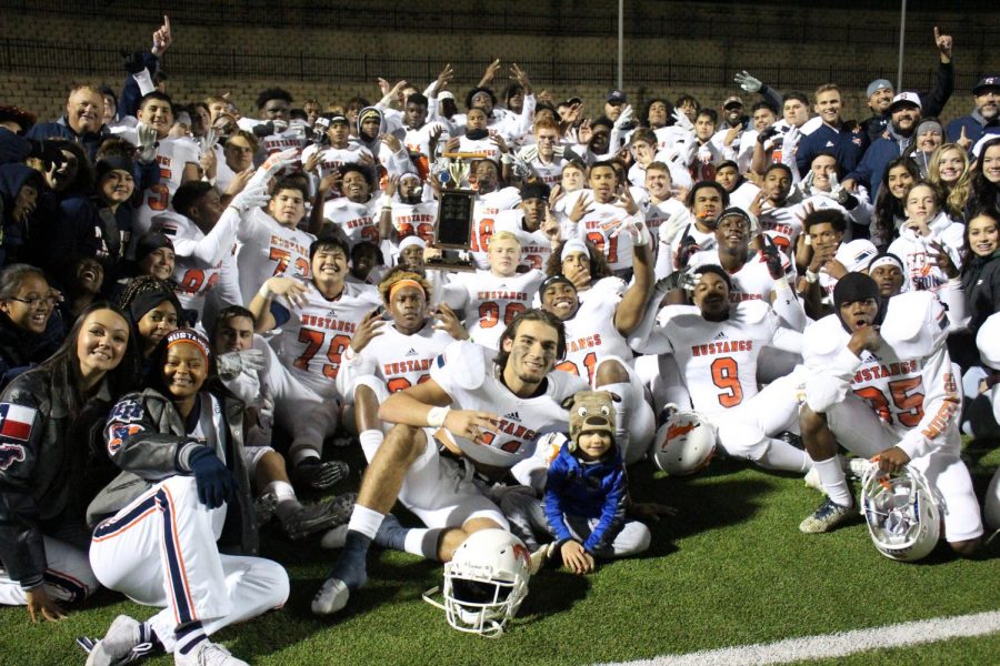 After+a+48-0+blowout%2C+the+Mustangs+celebrate+with+the+Hammer+Bowl+trophy.