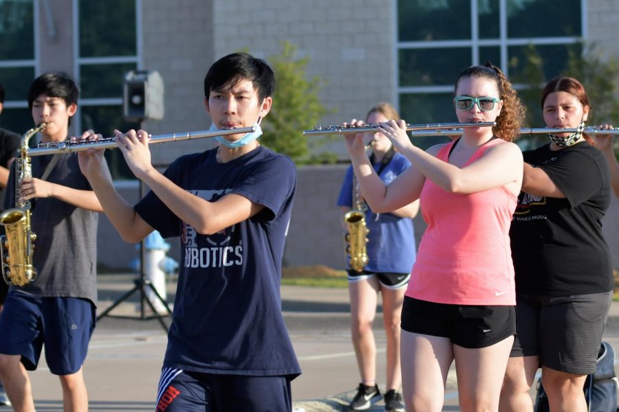 Seniors Thom Pham and Kami Worthham practice with the marching band before school.