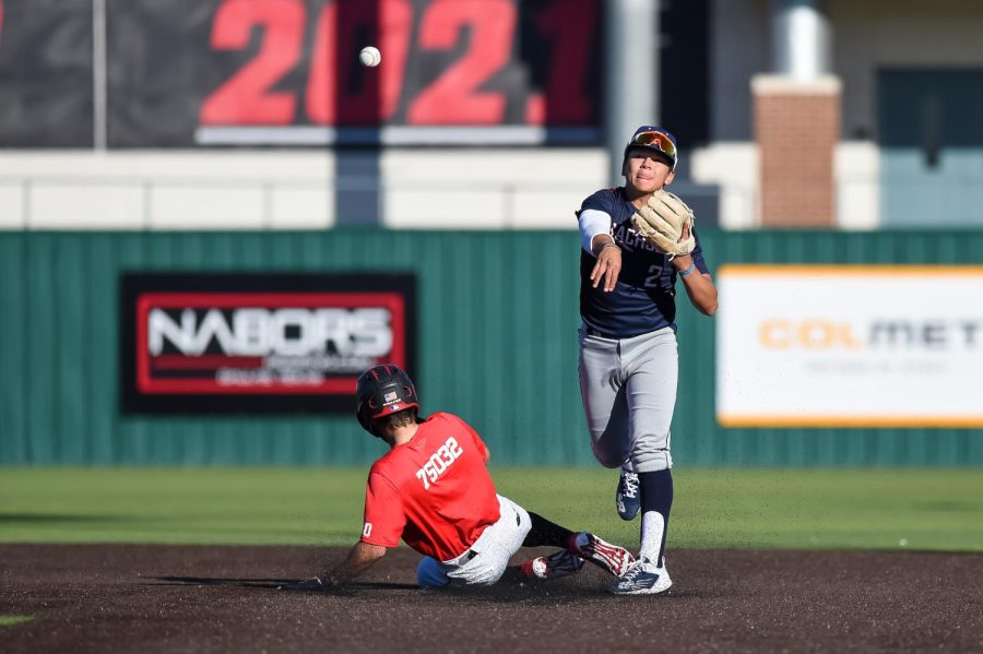 Senior Jesse Ponce makes the play at 2nd in a scrimmage against Rockwall Heath.